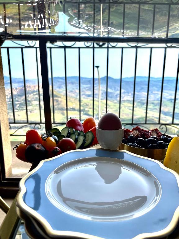Nespecifikovaný výhled na hory nebo výhled na hory při pohledu z hotelu