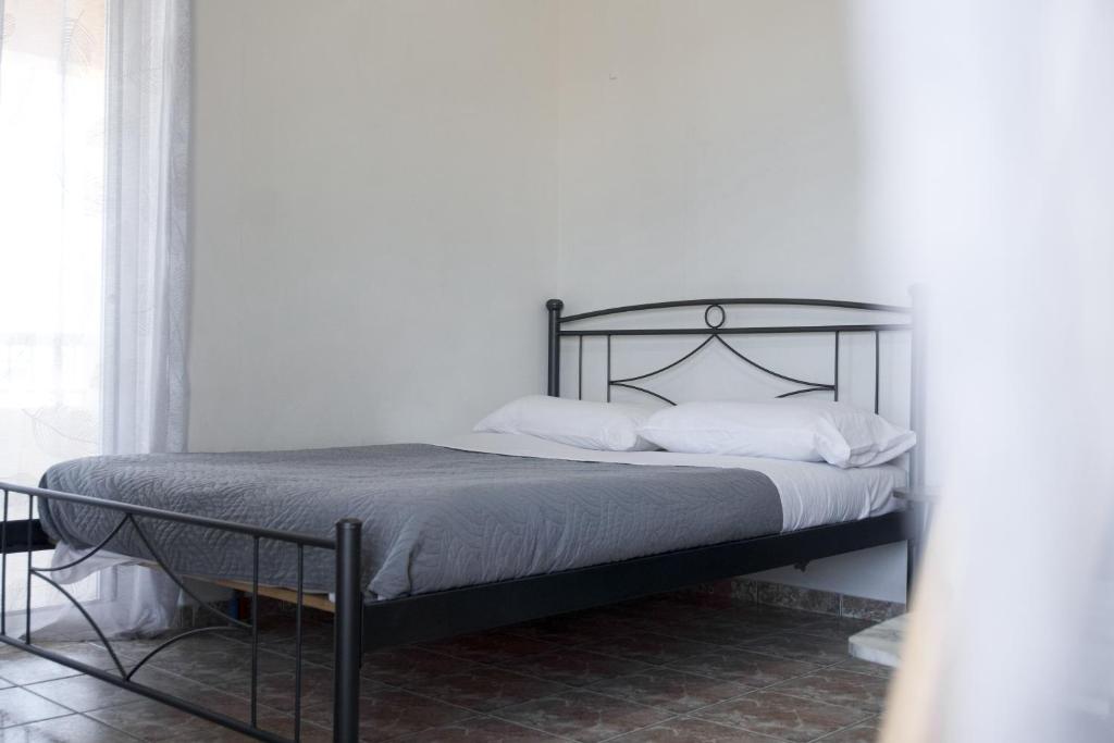 a bed with a metal frame in a bedroom at Sea View in Adelianos Kampos