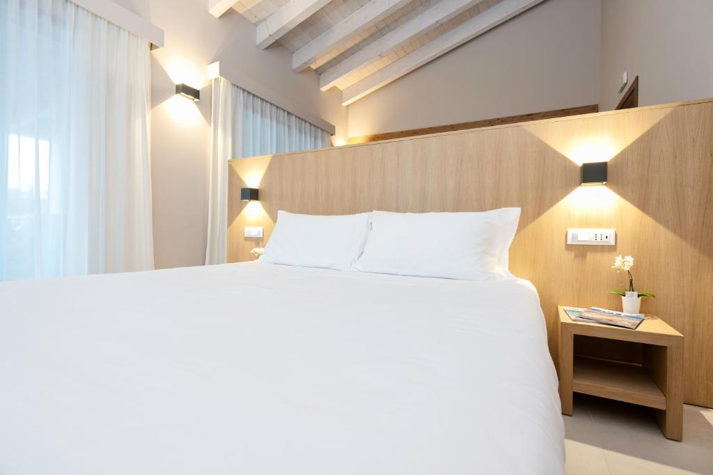 Postel nebo postele na pokoji v ubytování Ros'e Mari Green Home Hotel