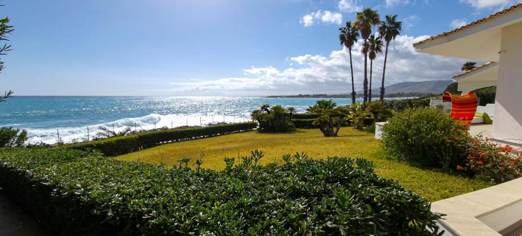 a view of the ocean from a house at Casa Cambria in Fontane Bianche