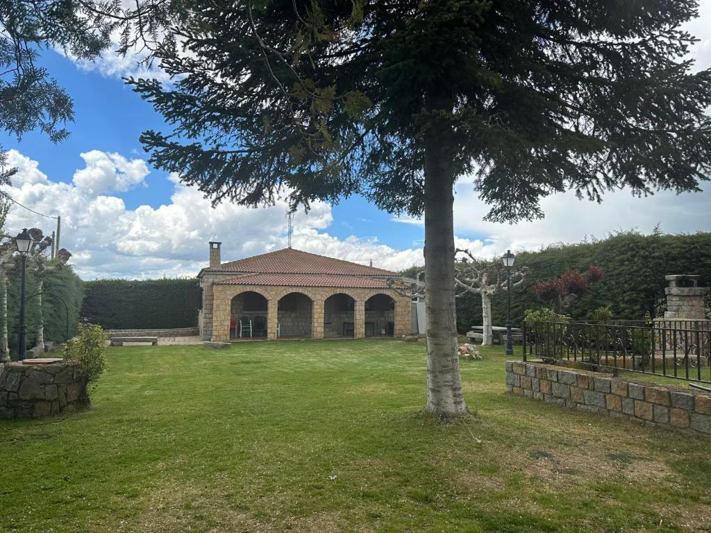 a house with a tree in the yard at Cordel in La Serrada