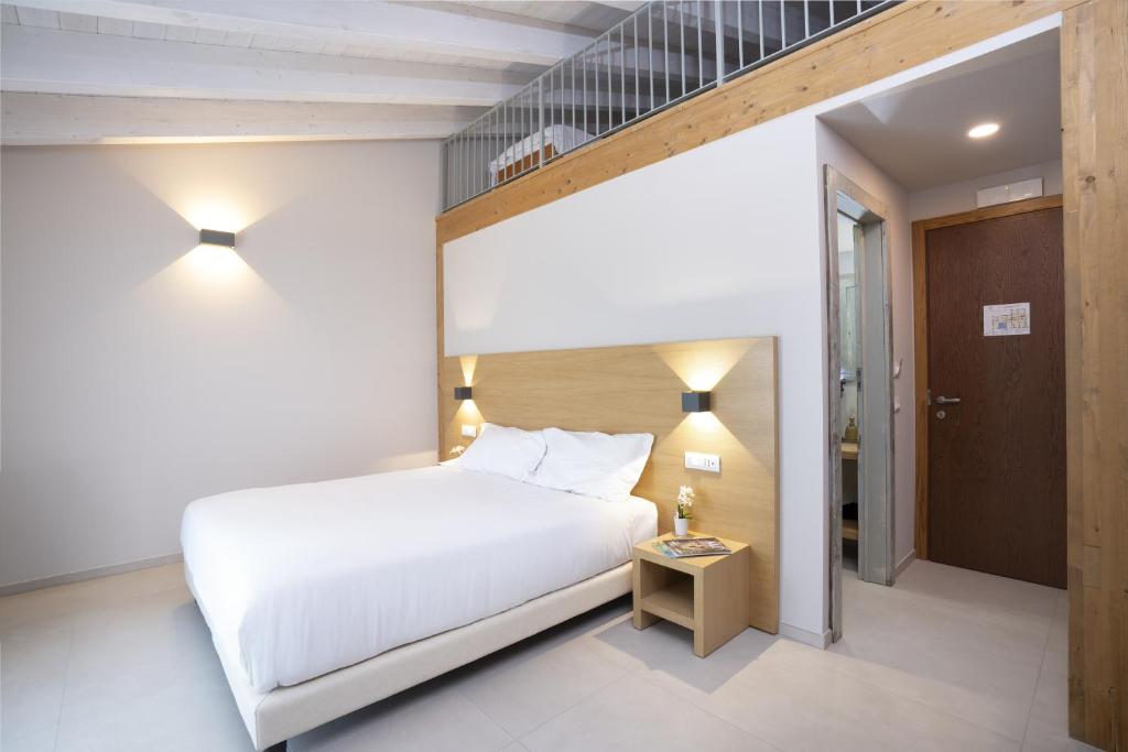 Postel nebo postele na pokoji v ubytování Ros'e Mari Green Home Hotel