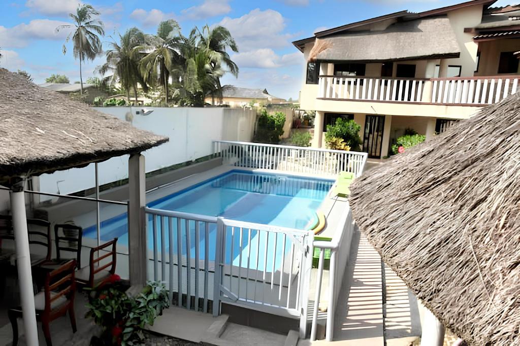 - une vue depuis le balcon d'une maison avec piscine dans l'établissement Studio a Grand Popo a 10 m de la plage avec piscine partagee jardin clos et wifi, à Grand-Popo
