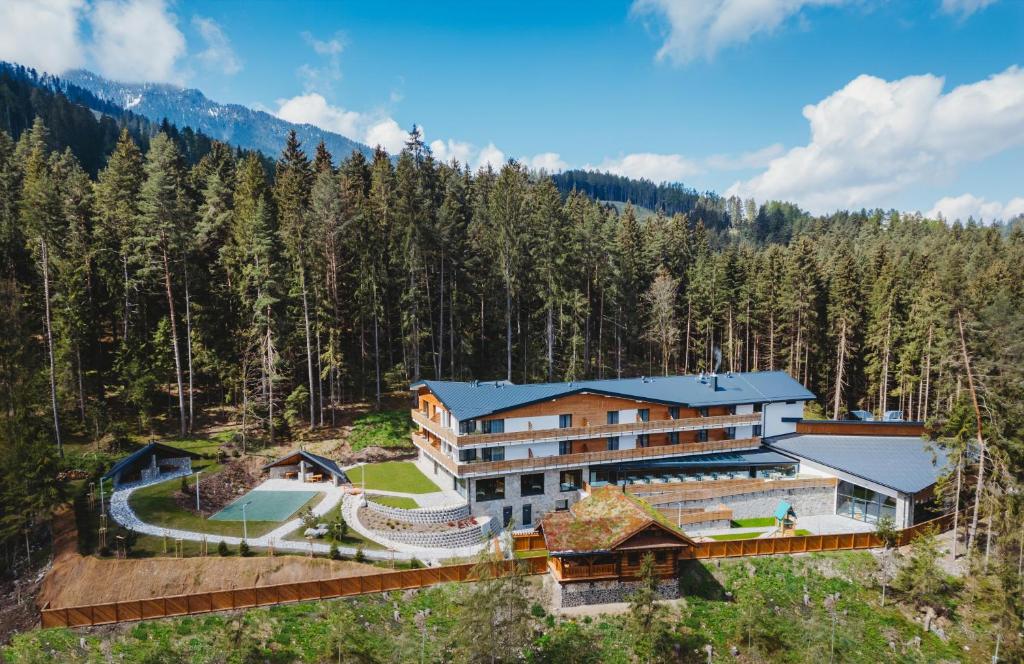 una vista aerea di un resort nel bosco di Spa & Wellness Hotel Fitak**** a Liptovský Ján