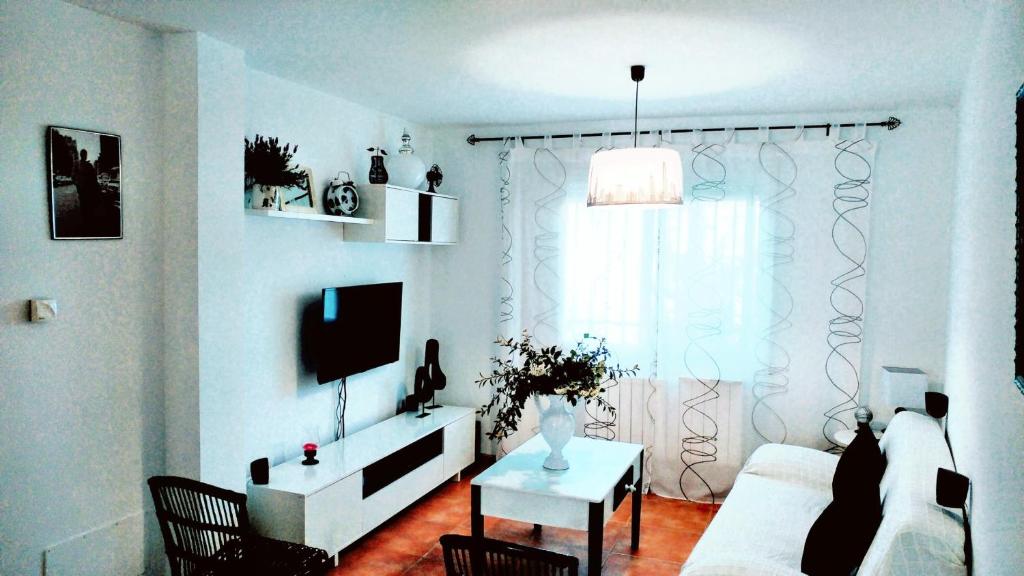 A television and/or entertainment centre at 3 bedrooms house with city view enclosed garden and wifi at Almagro