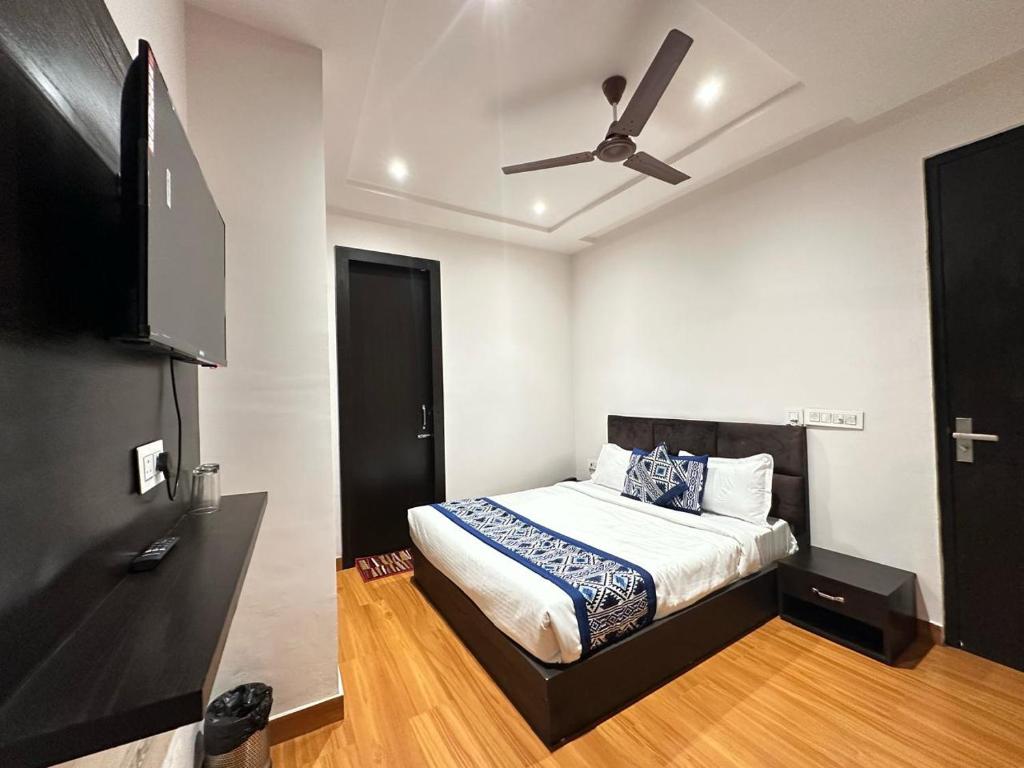 um quarto com uma cama e uma ventoinha de tecto em Hotel The Restu And Restaurant 300 Meter From Golden Temple em Amritsar
