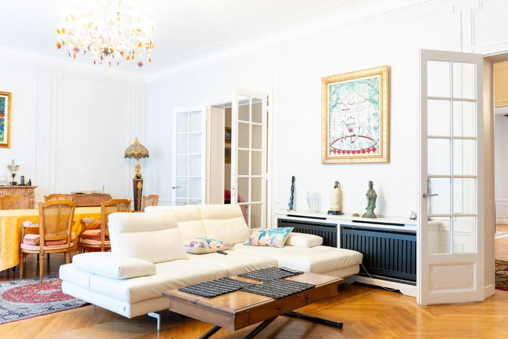 Spacieux appartement de luxe (280 m2) dans un quartier prestigieux de Paris (XVI)