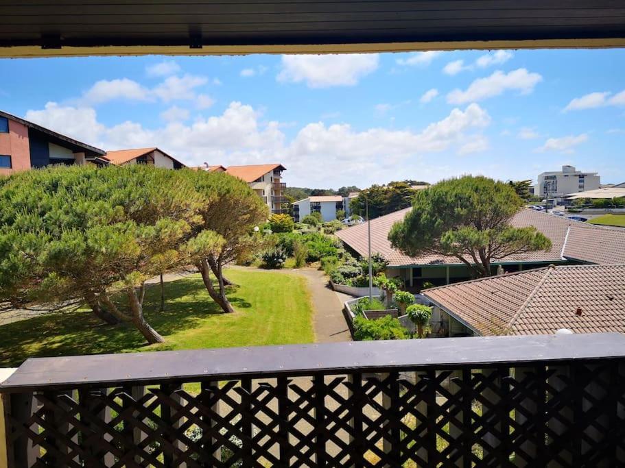 une vue depuis le balcon d'une maison dans l'établissement Charmant T2 à 200m de la plage, location du samedi au samedi !, à Seignosse