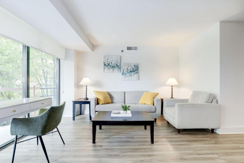 een woonkamer met een bank en een tafel bij 2BR Executive Apartment with Spacious Layout in Arlington