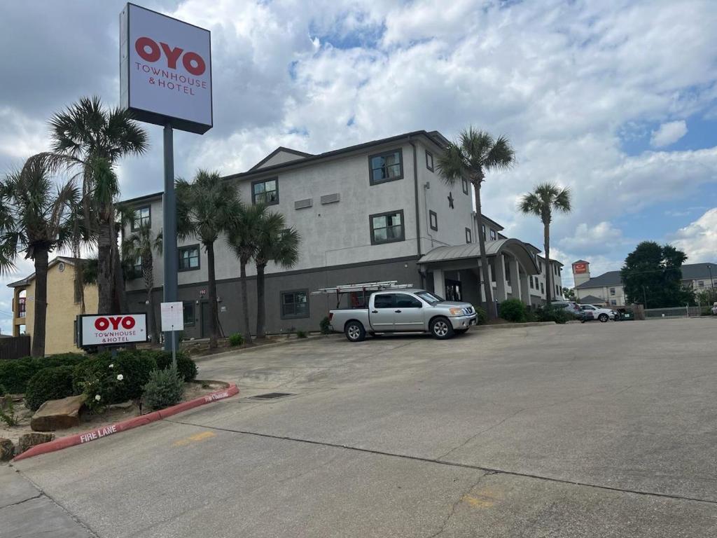 a car parked in a parking lot in front of a building at Oyo Town House in Beaumont