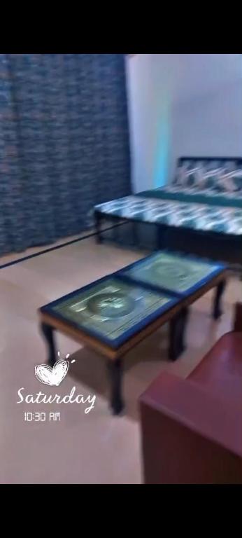 - Mesa de centro con encimera de cristal en la habitación en Islamabad Guest House, en Islamabad
