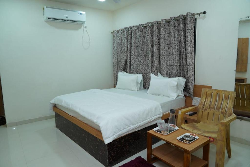 En eller flere senge i et værelse på Hotel Shyam Palace