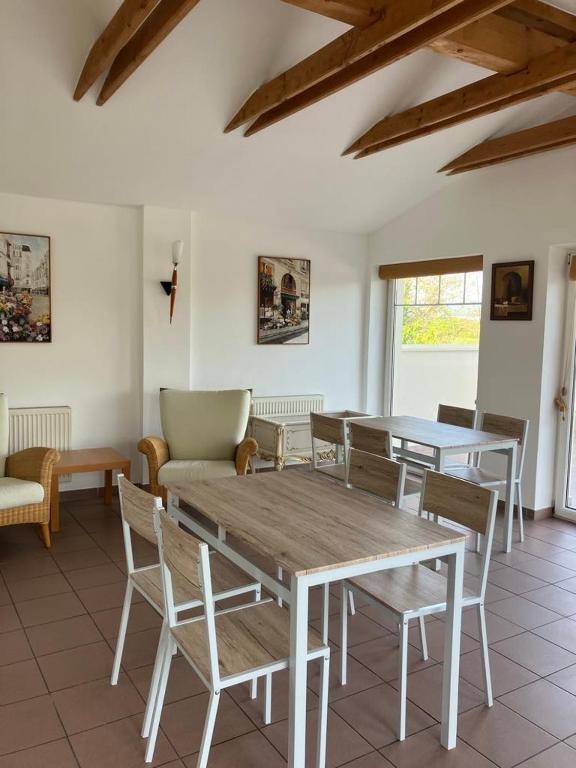 una sala da pranzo con tavoli e sedie in legno di Vila pri kúpeľoch a Bojnice