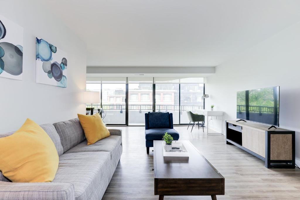 sala de estar con sofá y mesa en 2BR Executive Apartment with Spacious Layout en Arlington