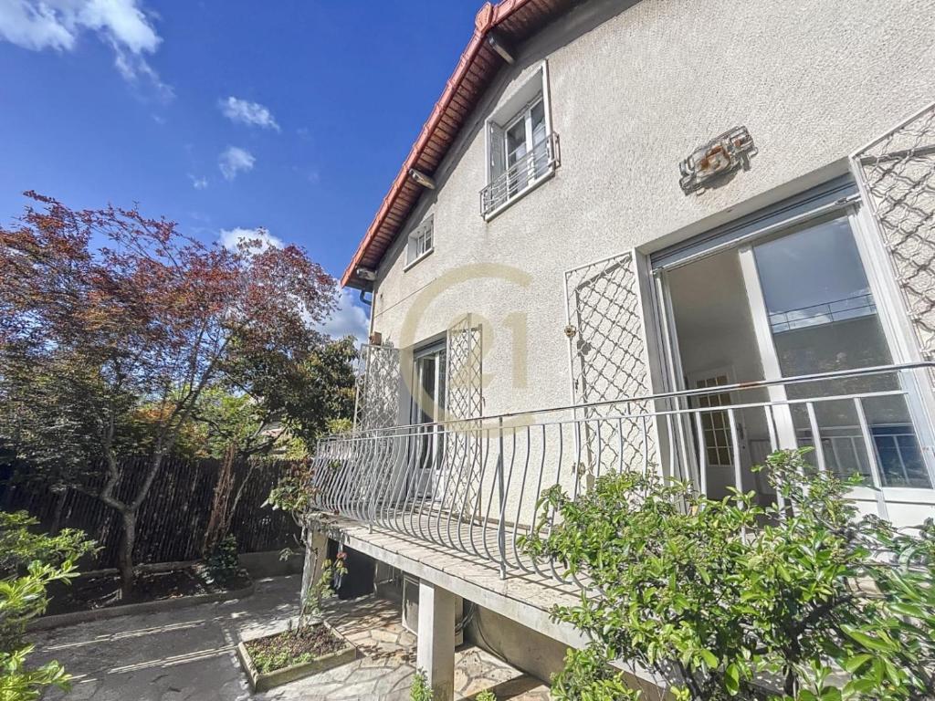d'un balcon avec une fenêtre. dans l'établissement JO Family House, à Nanterre