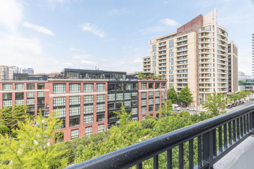 - une vue sur une ville avec de grands bâtiments dans l'établissement 2BR Comfort Apartment in Prime Location, à Arlington