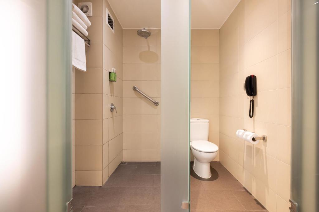 Ванная комната в Holiday Inn Santiago - Airport Terminal by IHG
