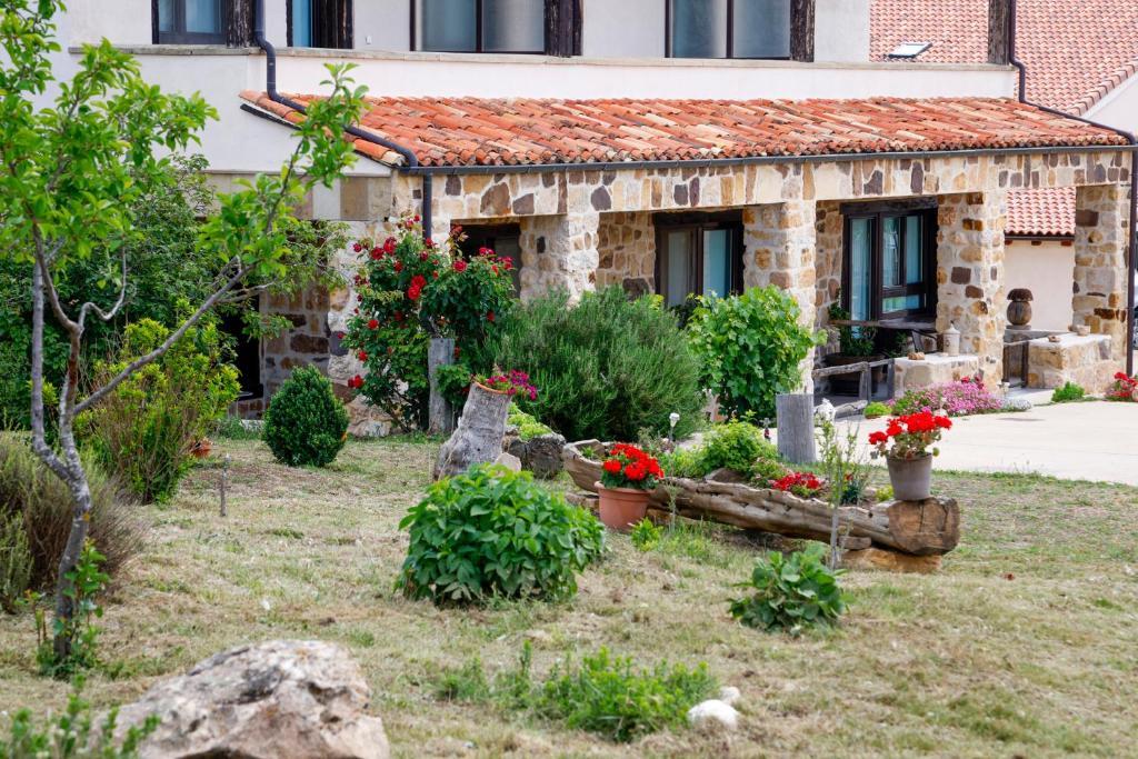 Vonkajšia záhrada v ubytovaní Hotel Valdelinares (Soria)