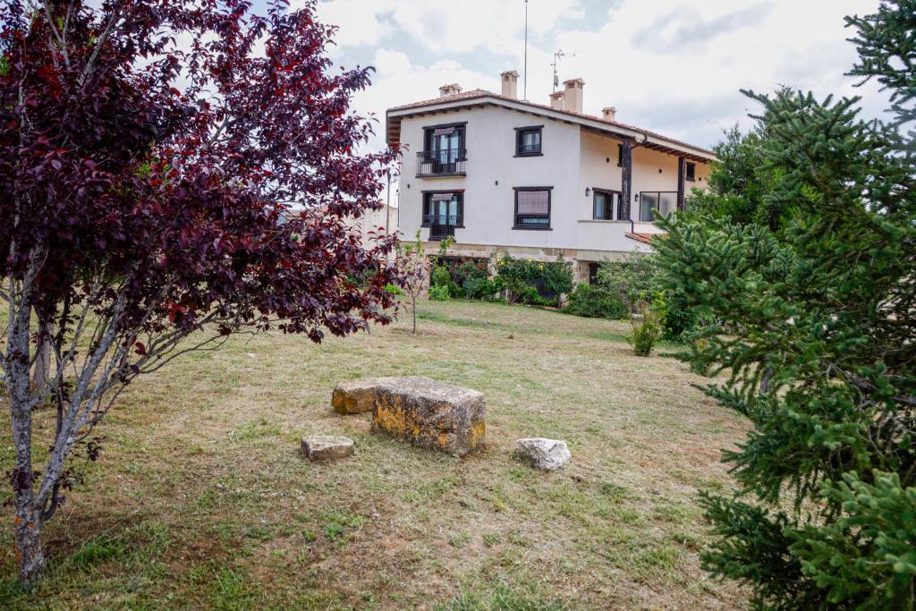 Vonkajšia záhrada v ubytovaní Hotel Valdelinares (Soria)