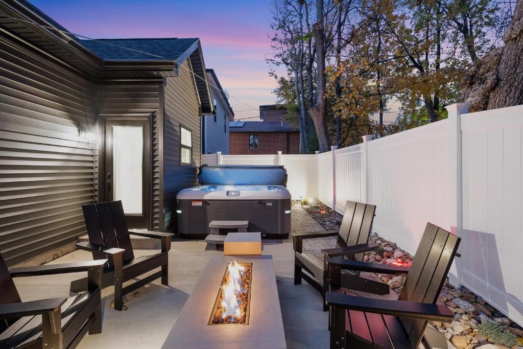 Et opholdsområde på Urban Sophistication Mid Century - Farm Home