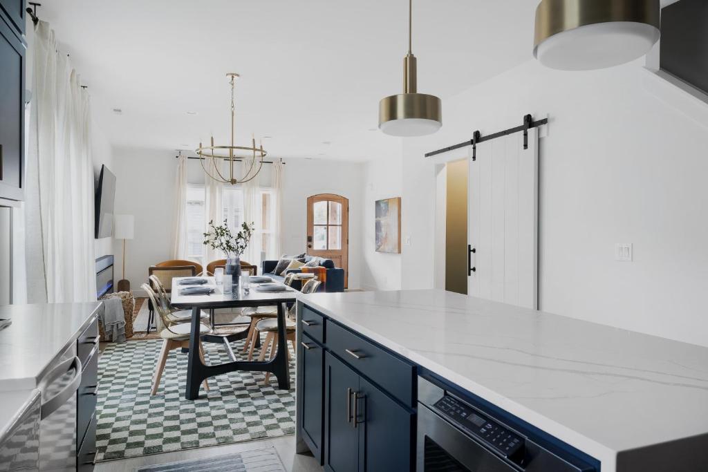 Fotografie z fotogalerie ubytování Urban Sophistication Mid Century - Farm Home v destinaci Jeffersonville