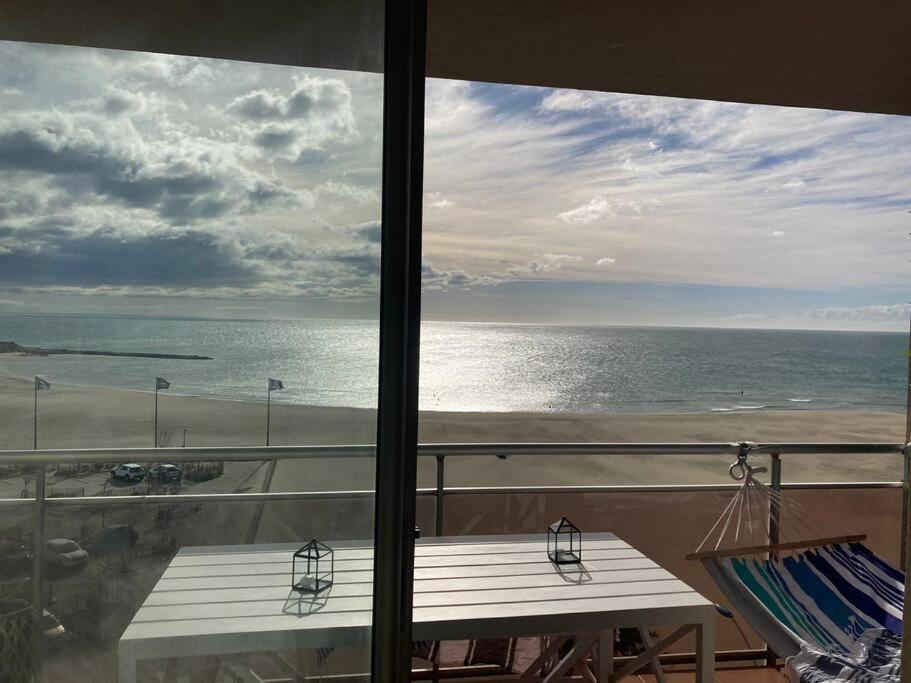 - un balcon offrant une vue sur l'océan dans l'établissement Magnifique appartement face mer, à Canet