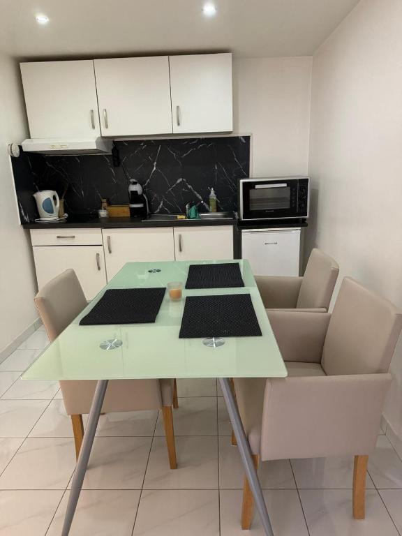 Kuchyň nebo kuchyňský kout v ubytování Studio 45m2 très calme