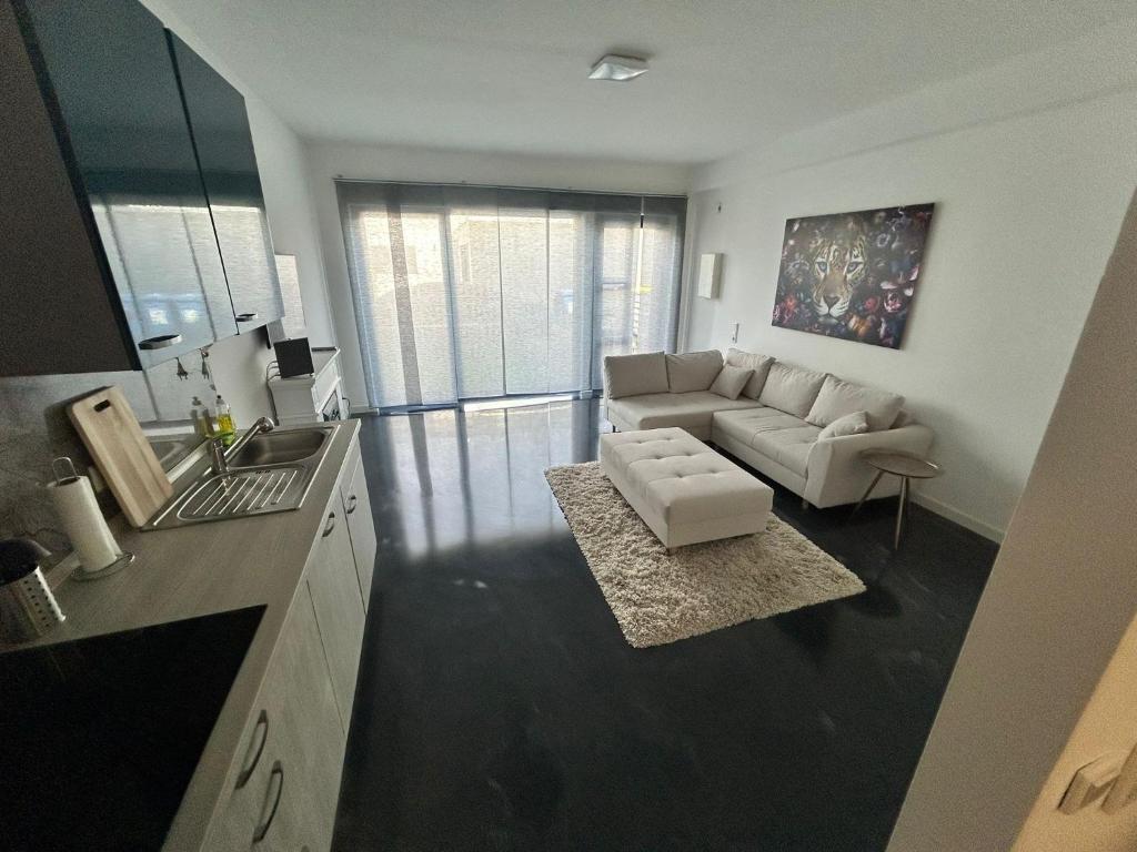uma sala de estar com um sofá e uma mesa em Modern eingerichtetes Apartment zum entspannen und wohlfühlen em Oldenburg