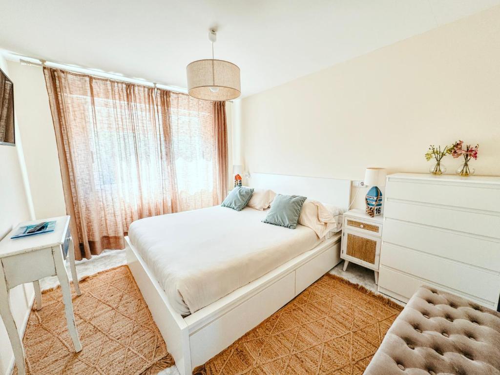 サンシェンショにあるApartamento Sear Areasの白いベッドルーム(ベッド1台、窓付)
