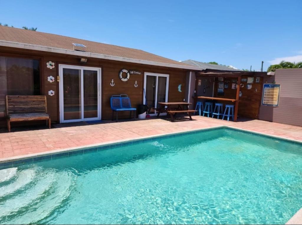 una piscina davanti a una casa di Corrales House a Tela
