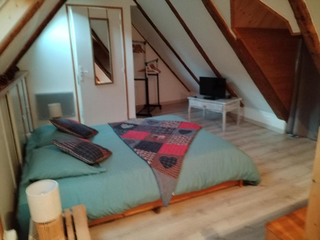 Łóżko lub łóżka w pokoju w obiekcie APPARTEMENT EN DUPLEX " LA DORDOGNE" dans maison individuelle