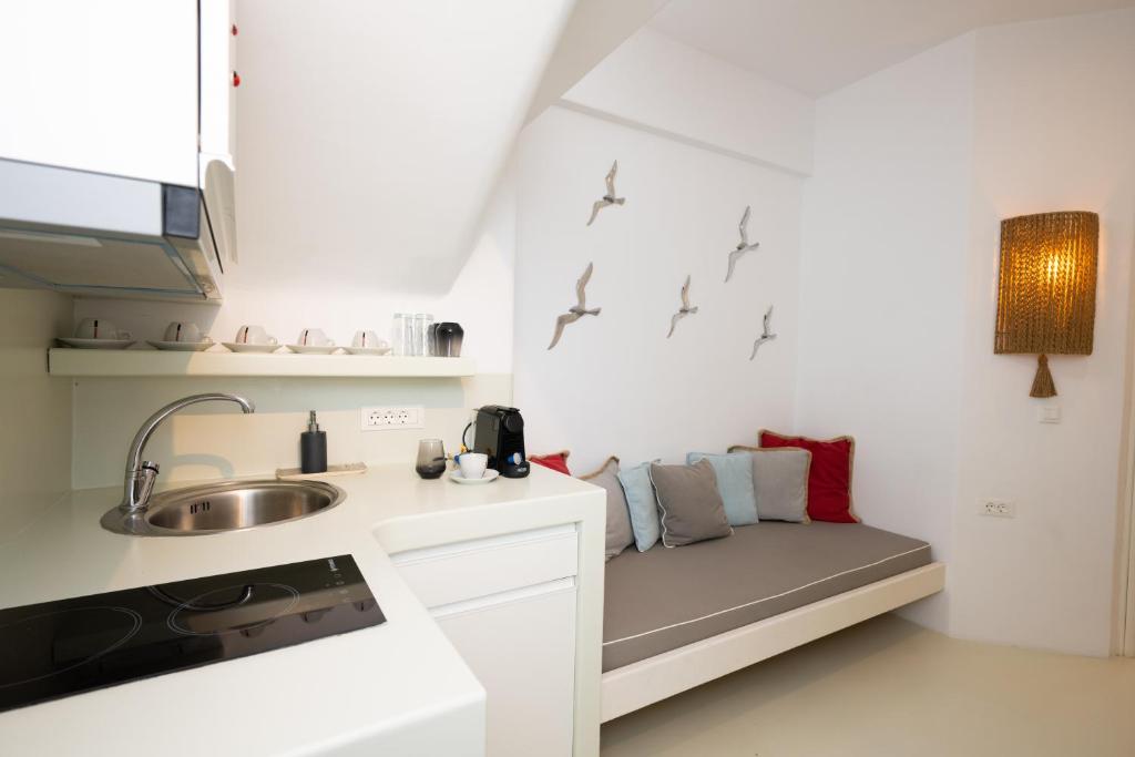 Kuchyň nebo kuchyňský kout v ubytování Hyades - Downtown Suites, Mykonos Town