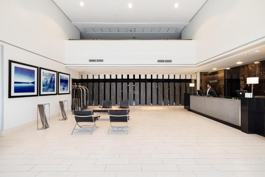 Лобби или стойка регистрации в Holiday Inn Santiago - Airport Terminal by IHG