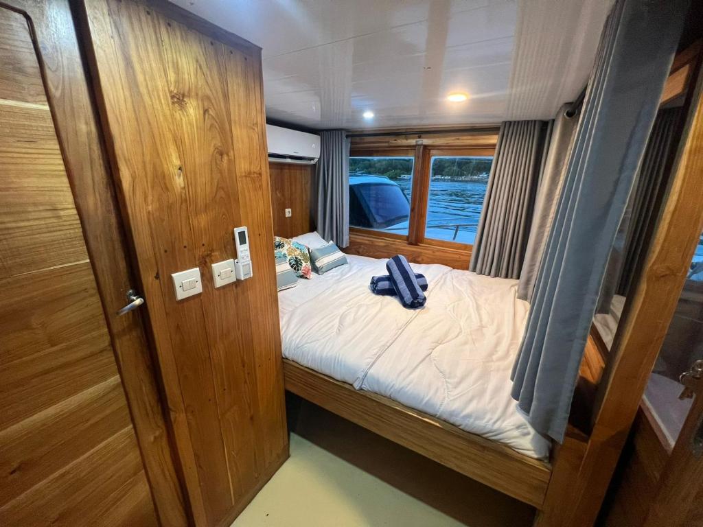 ein kleines Bett in der Mitte eines Bootes in der Unterkunft Jelajah komodo in Labuan Bajo
