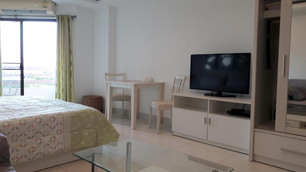 TV a/nebo společenská místnost v ubytování Khiang Talay Condo