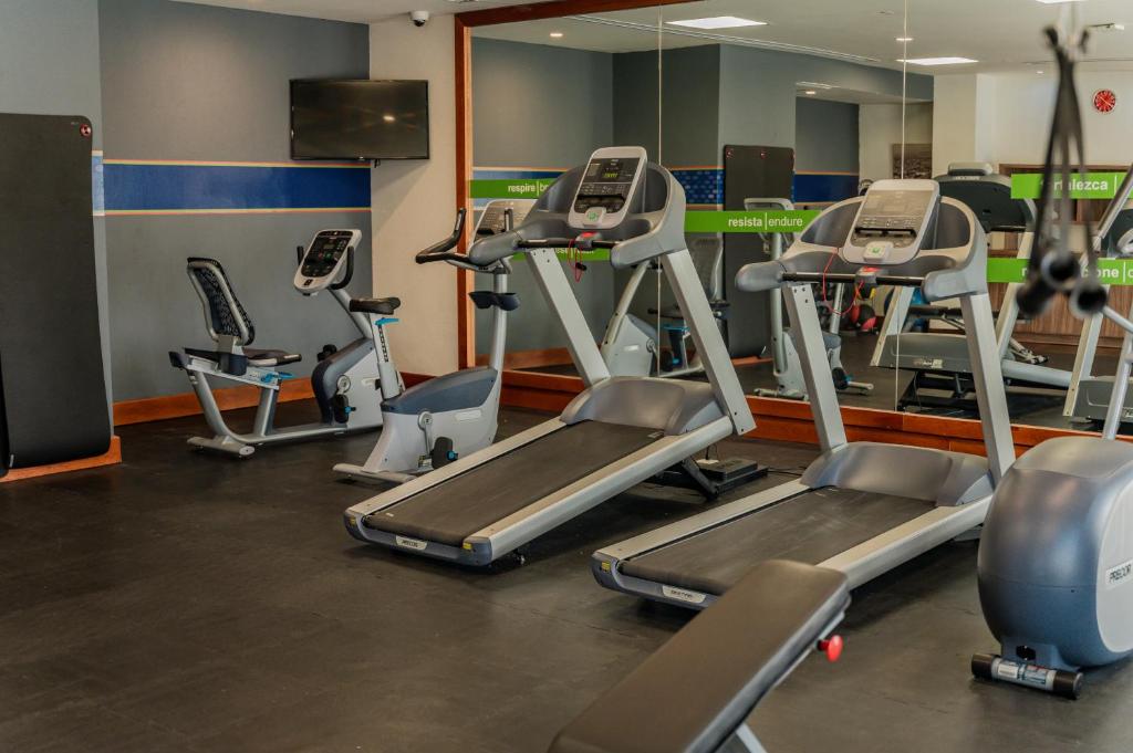 Fitness centrum a/nebo fitness zařízení v ubytování Hampton Inn By Hilton Celaya