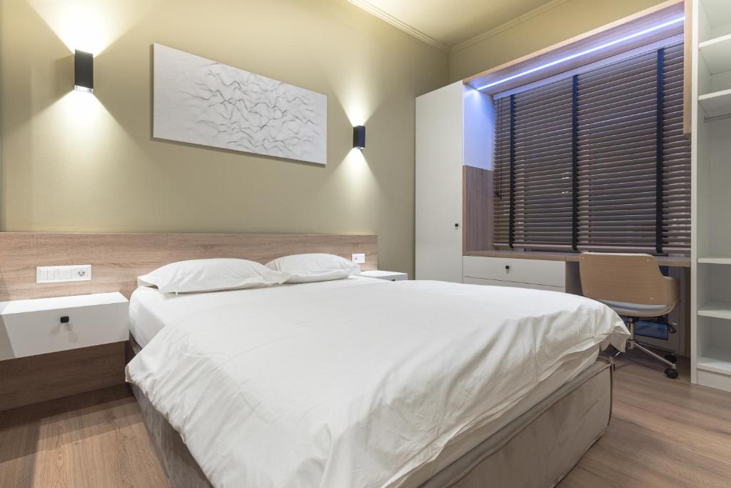 Säng eller sängar i ett rum på No125 - City Centre Studio Apartment