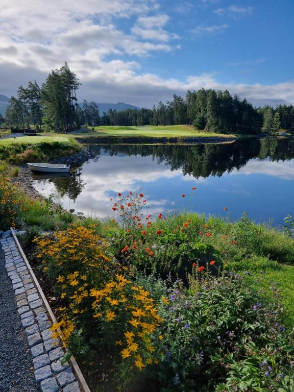 vista su un lago con una barca di Stay At The Vrådal Golf Clubhouse With Views Of The 9th Green a Vrådal