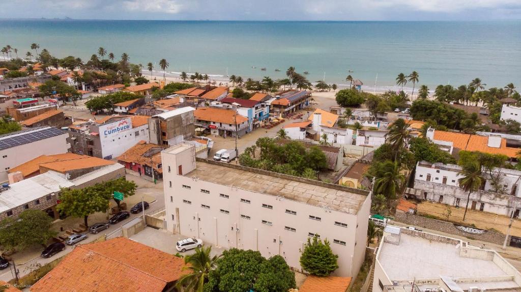 een luchtzicht op een stad naast de oceaan bij Apartamento no Centro do Cumbuco in Cumbuco