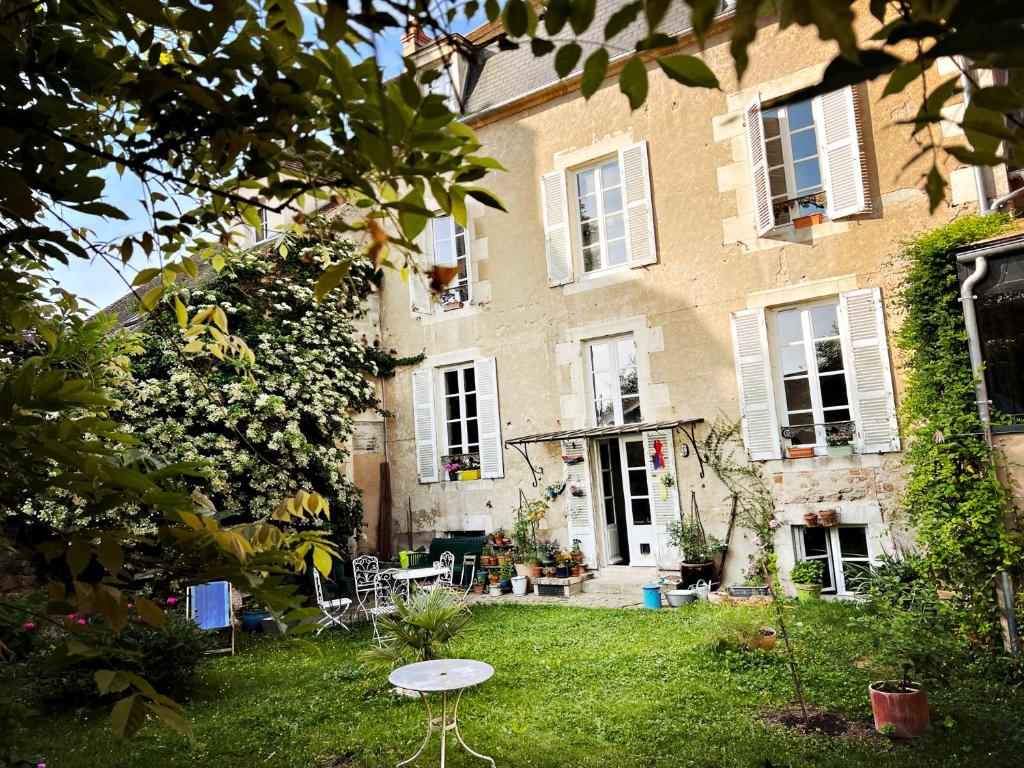 a house with a table in front of it at Maison Beurdelaine in Avallon