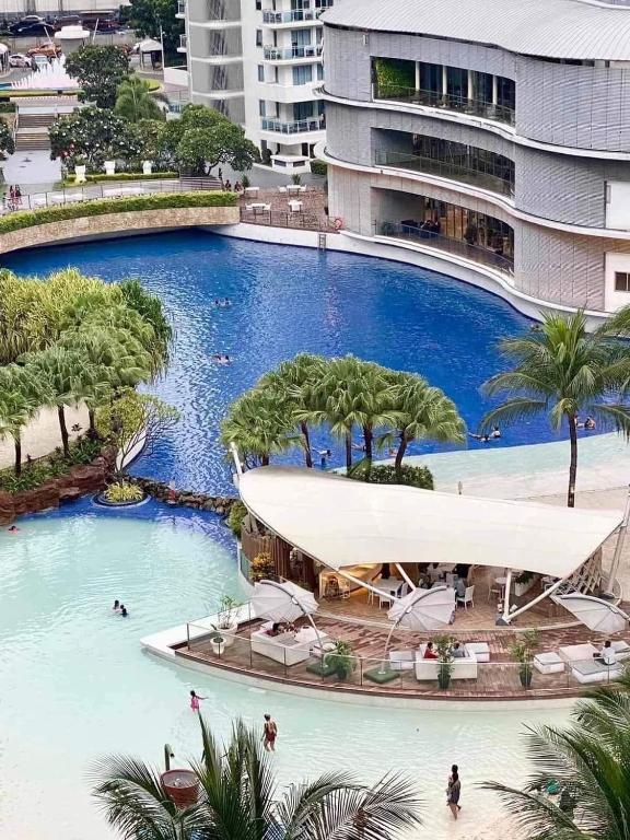 Бассейн в The Bahamas & Maldives Suites at Azure Residences near Manila Airport или поблизости