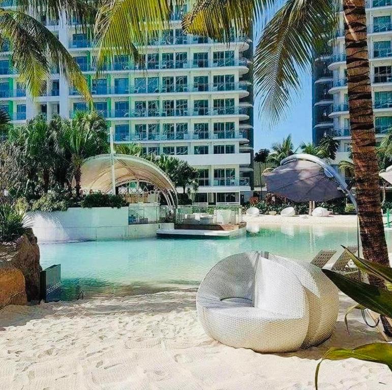 Бассейн в The Bahamas & Maldives Suites at Azure Residences near Manila Airport или поблизости