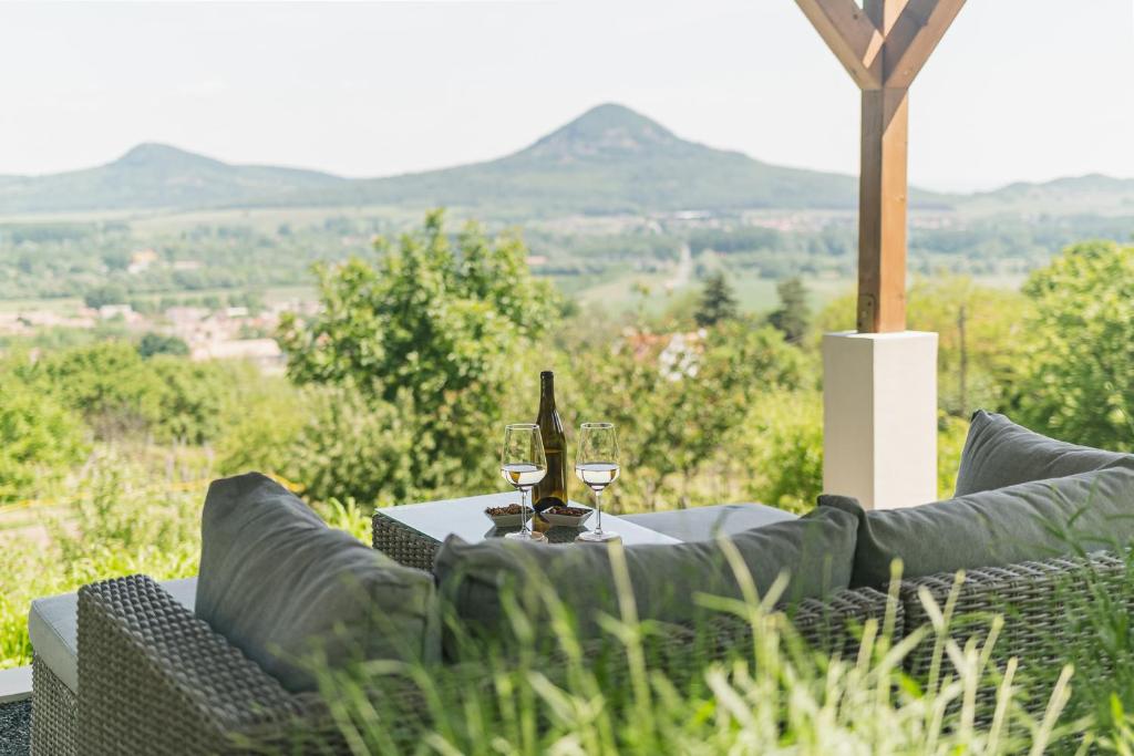 stół z dwoma kieliszkami wina na górze w obiekcie Chill'Inn Country Home in the Balaton Uplands w mieście Kisapáti
