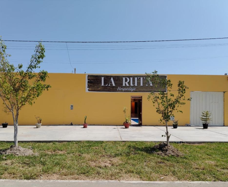 un edificio amarillo con una señal que lee la rutina en La Ruta, en Paracas