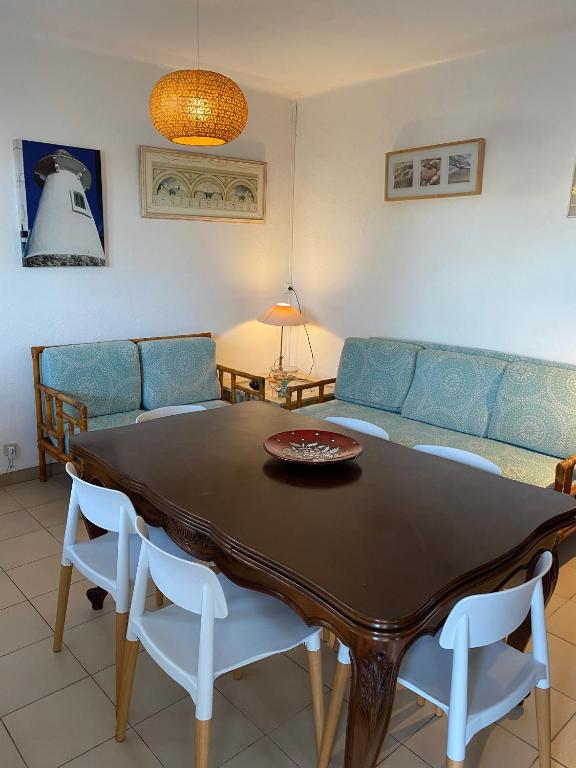 un salon avec une table et un canapé dans l'établissement Villa typique, au Grau-dʼAgde