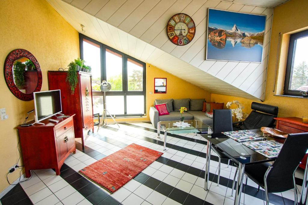 a living room with a table and a couch at Schönes Studio in der Rheinebene, zentral gelegen in Rheinstetten