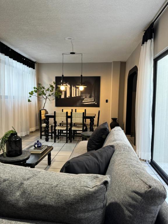 a living room with a couch and a table at Depa de diseño Zamora, Mich. in Zamora de Hidalgo