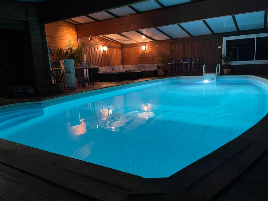 una gran piscina iluminada por la noche en La Chamade, en Montjoie-en-Couserans