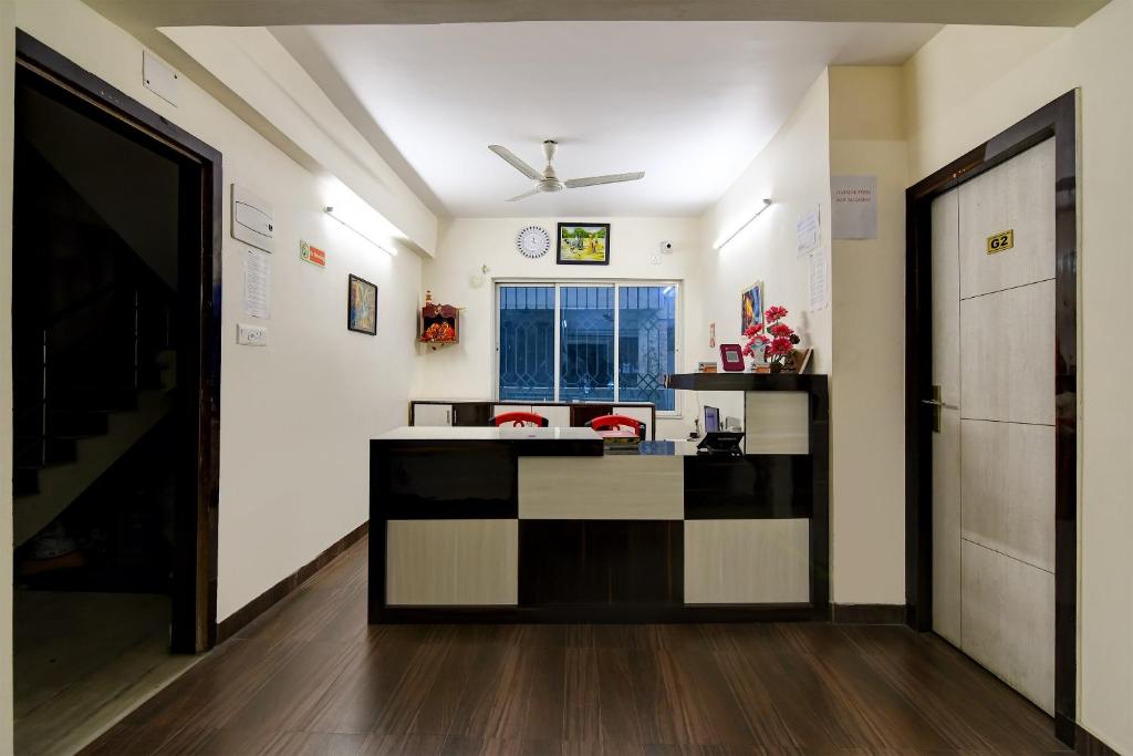 een kamer met een keuken met een aanrecht en een raam bij Hotel Trishiv in kolkata