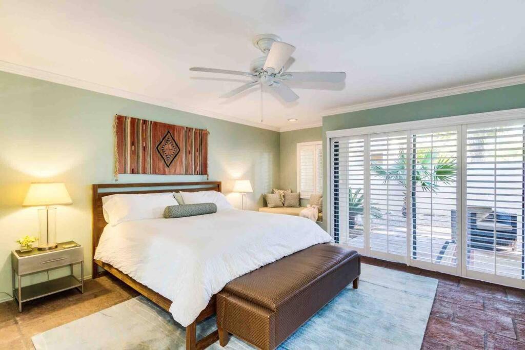 Schlafzimmer mit einem Bett und einem Deckenventilator in der Unterkunft Scottsdale Home ( 1 Month Minimum ) in Scottsdale